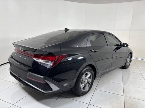 Used 2024 Hyundai Elantra SE FWD image 5