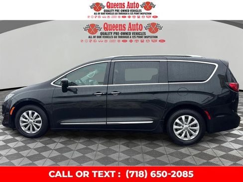 Used 2019 Chrysler Pacifica Touring-L image 3