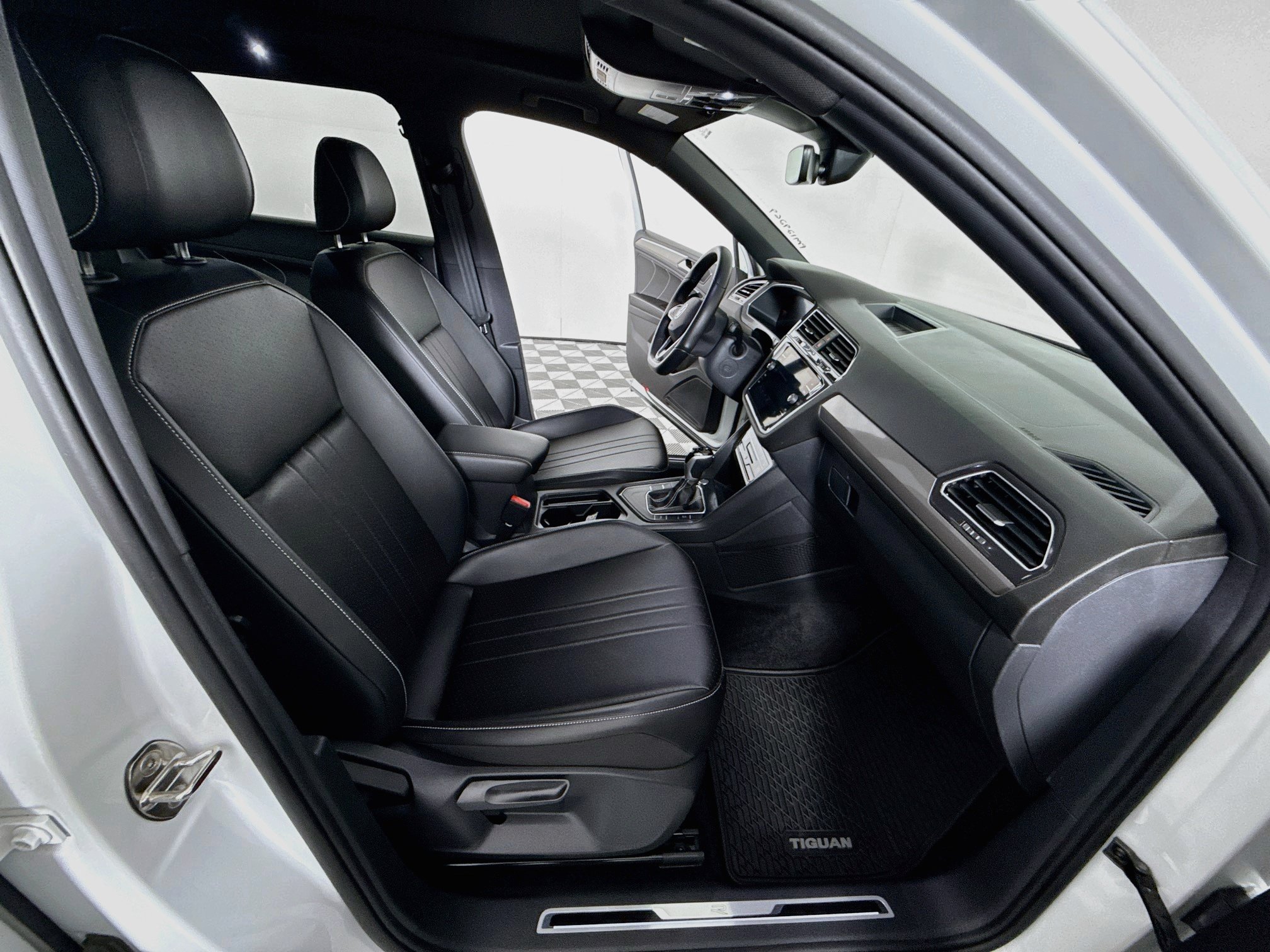 Used 2023 Volkswagen Tiguan SE R-Line FWD image 27