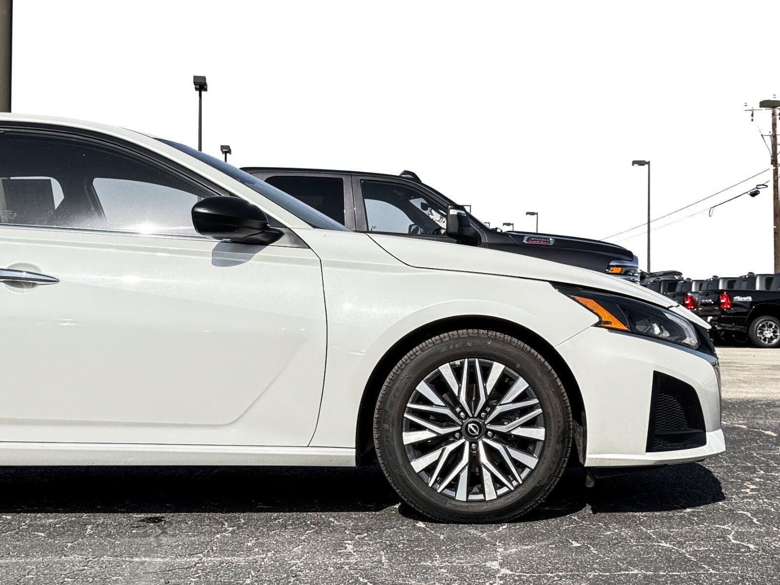 Used 2024 Nissan Altima 2.5 SV FWD image 9