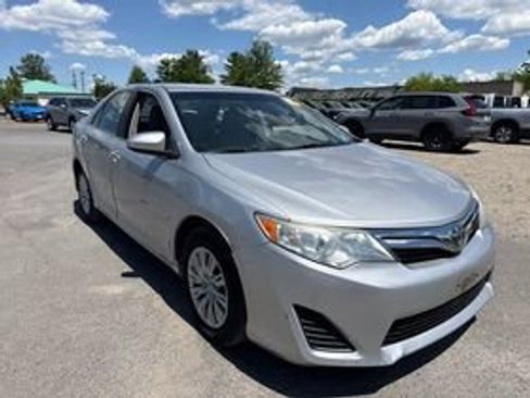 Used 2012 Toyota Camry LE FWD image 3