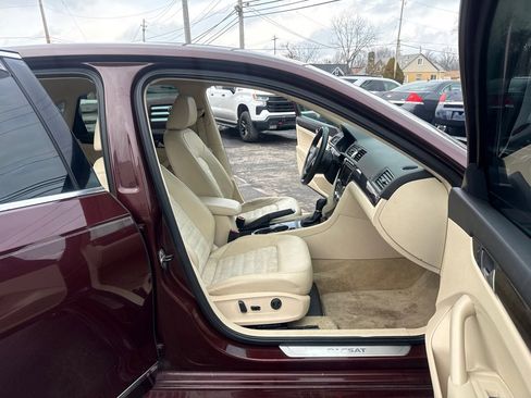 Used 2014 Volkswagen Passat TDI SEL Premium image 11