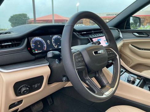 Used 2025 Jeep Grand Cherokee Limited w/ Luxury Tech Group II RWD image 9