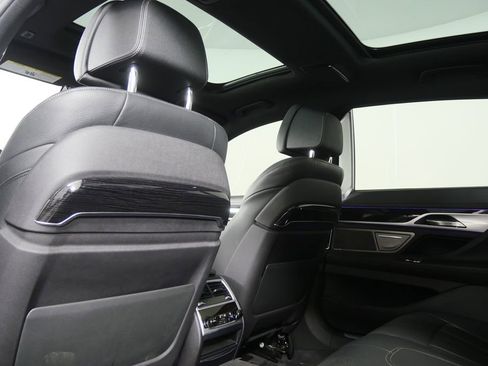 Used 2019 BMW 740i w/ Executive Package image 13