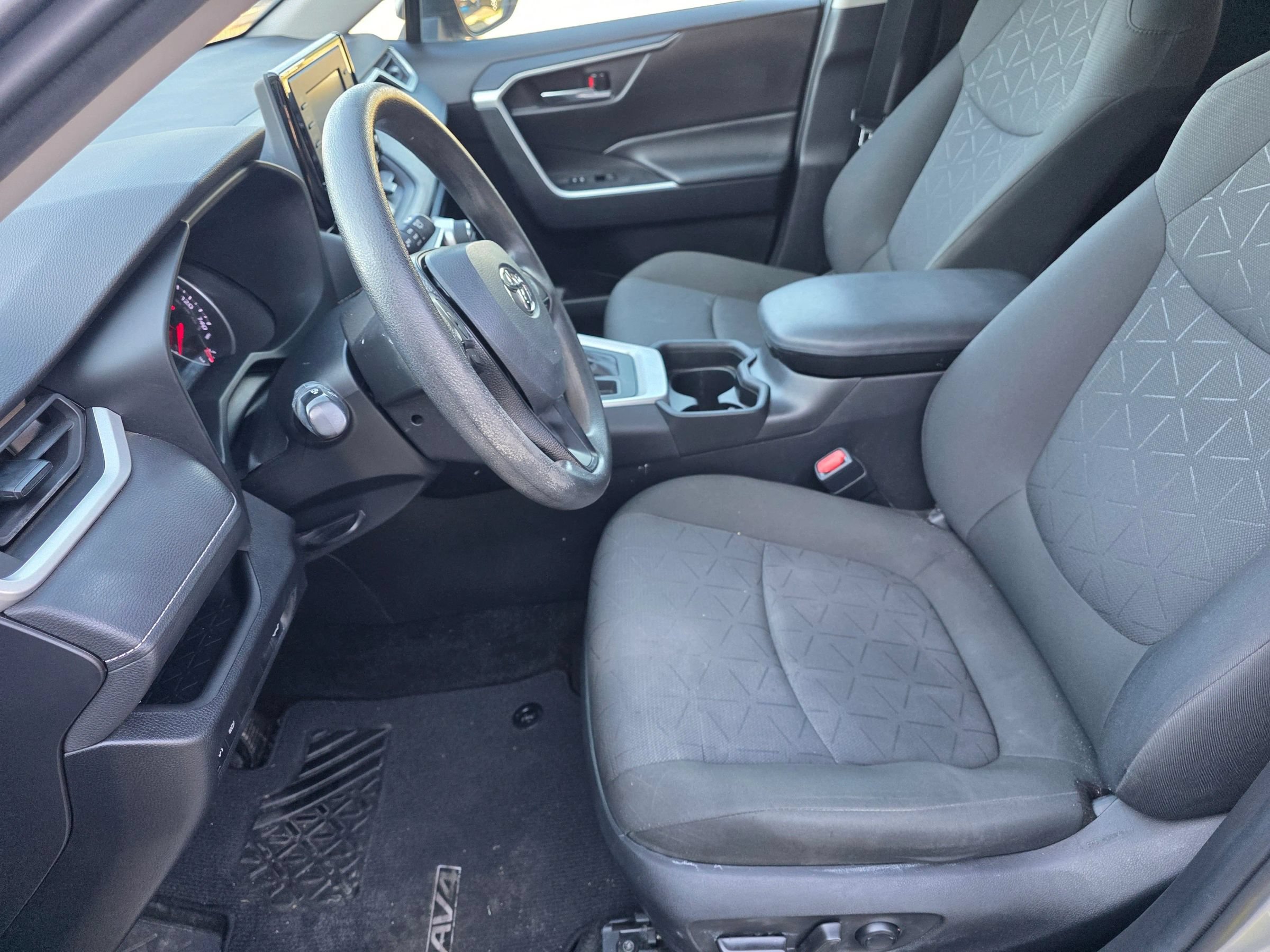 Used 2021 Toyota RAV4 XLE w/ Convenience Package FWD image 14