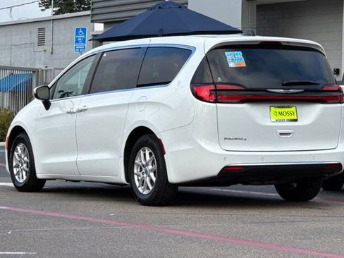 Used 2023 Chrysler Pacifica Touring-L image 8