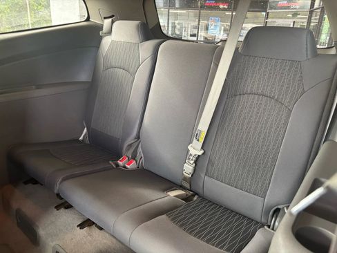 Used 2015 Chevrolet Traverse LT w/ Style and Technology Package image 23