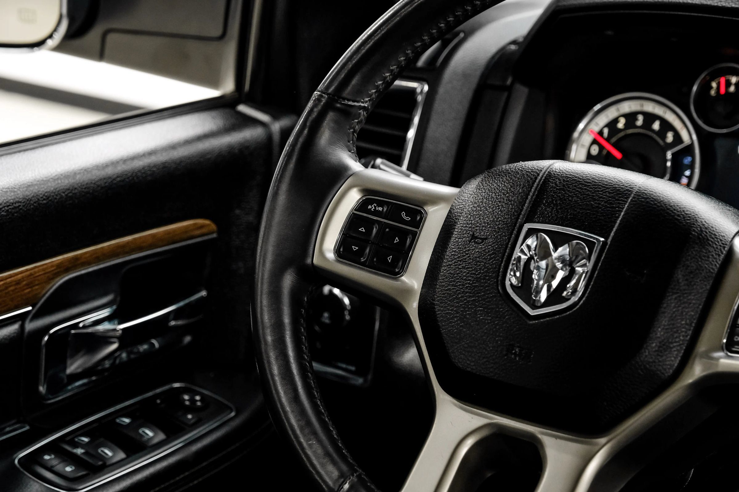 Used 2015 RAM 1500 Laramie w/ Convenience Group AWD/4WD image 24