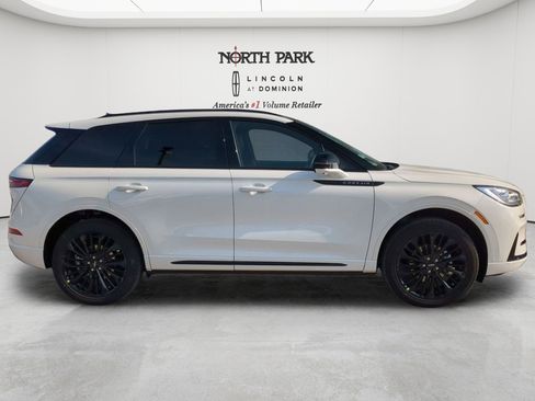 New 2026 Lincoln Corsair Reserve w/ Jet Appearance Package FWD image 2