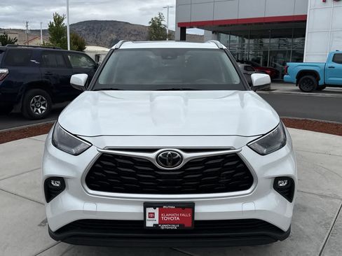Used 2023 Toyota Highlander XLE AWD/4WD image 3