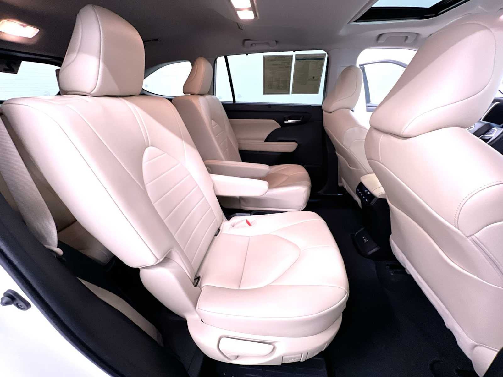 Used 2023 Toyota Highlander XLE AWD/4WD image 36