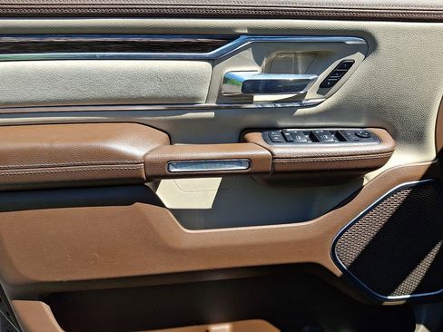 Used 2019 RAM 1500 Laramie AWD/4WD image 12