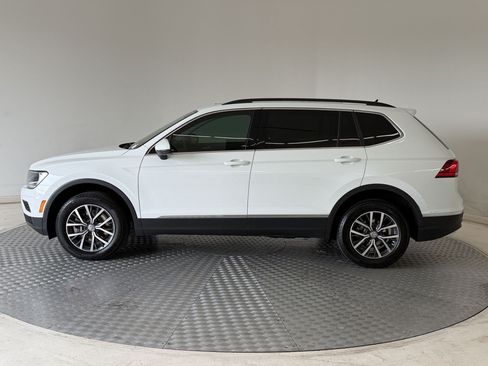 Used 2020 Volkswagen Tiguan SE w/ Panoramic Sunroof Package AWD/4WD image 2