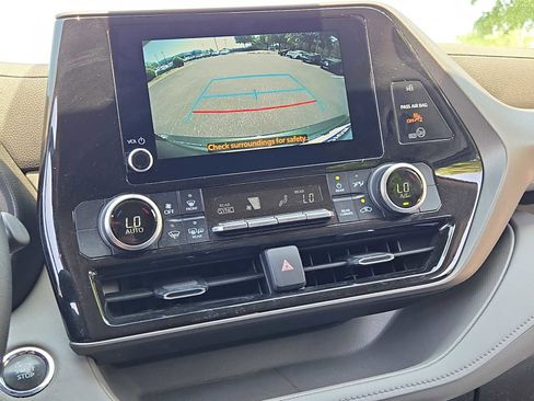 Used 2023 Toyota Highlander LE image 27