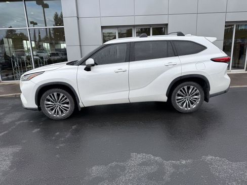 Used 2020 Toyota Highlander Platinum image 2