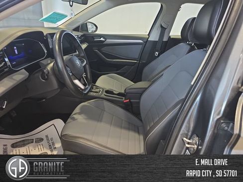 Used 2025 Volkswagen Jetta SE FWD image 9