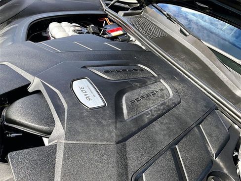 Certified 2022 Porsche Cayenne Platinum Edition image 24