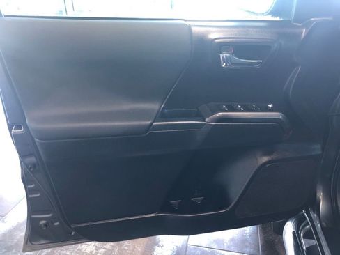 Used 2018 Toyota Tacoma TRD Sport w/ Technology Package image 13