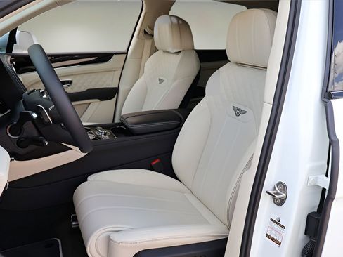 Used 2022 Bentley Bentayga AWD/4WD image 14
