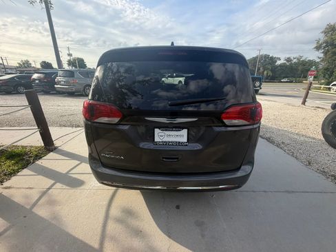 Used 2017 Chrysler Pacifica Touring-L FWD image 7