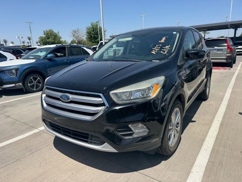 Used 2017 Ford Escape SE FWD image 2