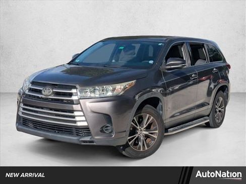 Used 2019 Toyota Highlander LE image 1
