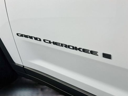 Used 2023 Jeep Grand Cherokee Altitude AWD/4WD image 27