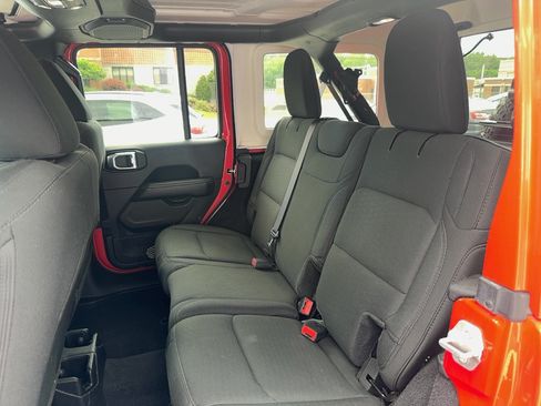 Used 2020 Jeep Wrangler Unlimited Sahara w/ Uconnect 4C Nav & Sound Group AWD/4WD image 14