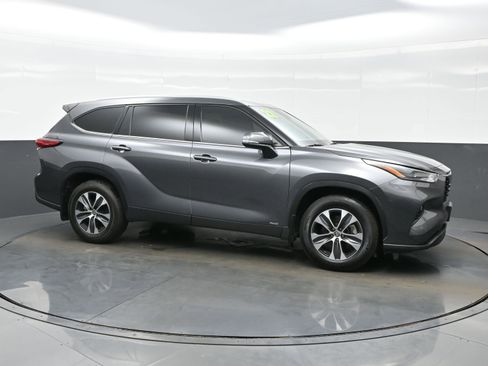 Used 2022 Toyota Highlander XLE AWD/4WD image 7