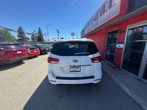 Used 2017 Kia Sedona LX w/ LX Essentials Premium Package FWD image 6