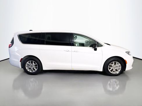 Used 2024 Chrysler Pacifica Touring-L image 11