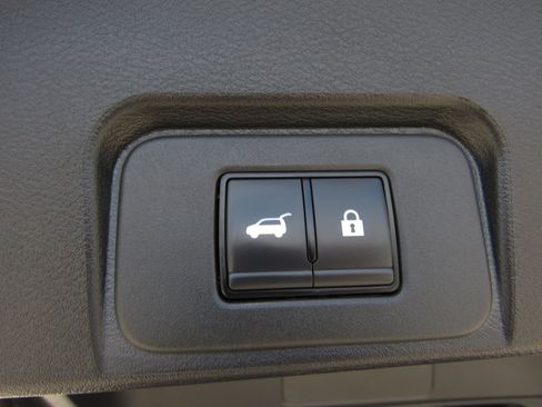 Used 2025 Nissan Rogue SV image 10