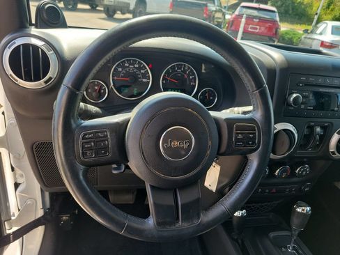 Used 2014 Jeep Wrangler Unlimited Sahara w/ Connectivity Group AWD/4WD image 19
