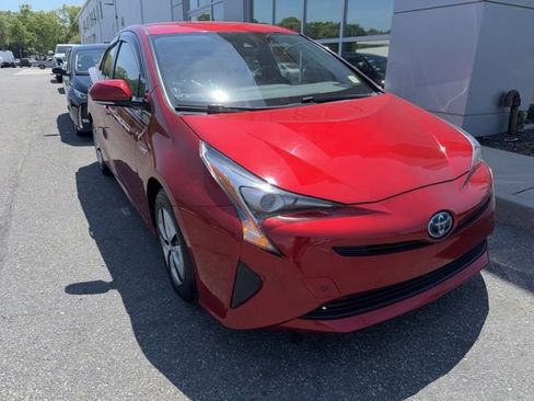 Used 2017 Toyota Prius Four FWD image 2