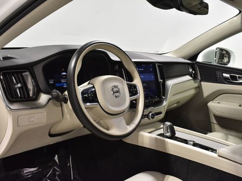 Used 2023 Volvo XC60 B5 Plus image 11
