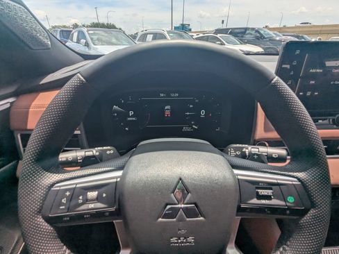 Used 2025 Mitsubishi Outlander SEL FWD image 12