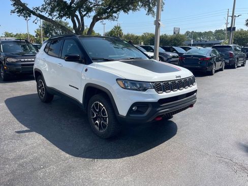 Used 2025 Jeep Compass Trailhawk AWD/4WD image 8