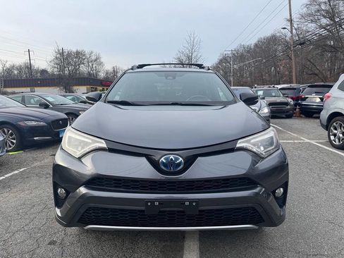 Used 2018 Toyota RAV4 SE image 1