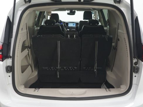 Used 2024 Chrysler Pacifica Limited FWD image 9