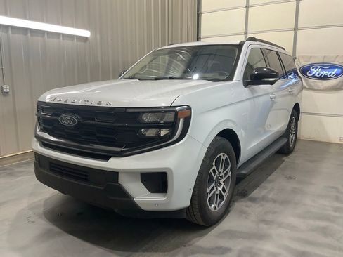 Used 2025 Ford Expedition Active RWD image 3