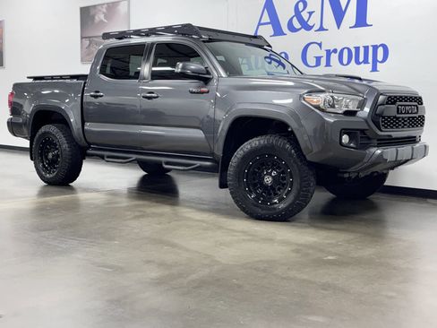 Used 2017 Toyota Tacoma TRD Sport w/ Tow Package AWD/4WD image 3