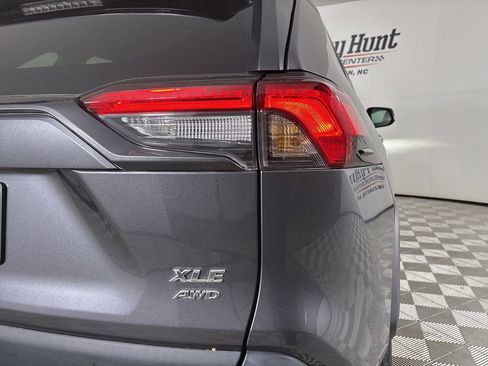Used 2021 Toyota RAV4 XLE AWD/4WD image 31