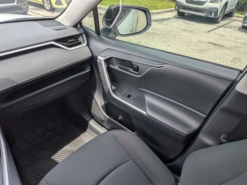 Used 2020 Toyota RAV4 LE FWD image 18