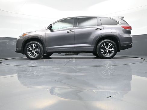 Used 2017 Toyota Highlander LE image 33