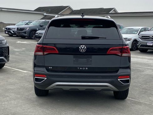 Certified 2024 Volkswagen Taos SE image 4