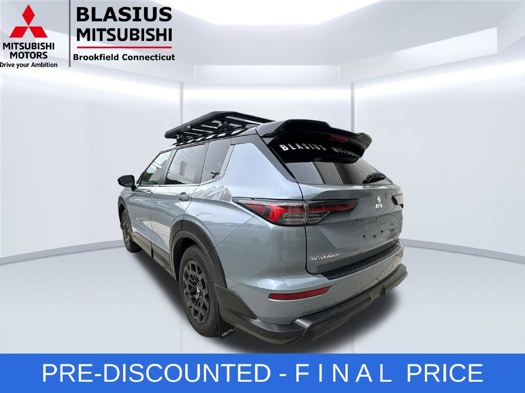 Used 2025 Mitsubishi Outlander AWD image 13