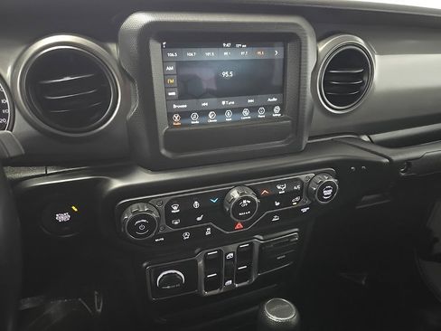 Used 2022 Jeep Gladiator Willys image 24