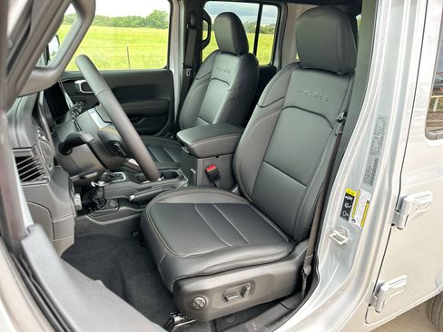 Used 2024 Jeep Wrangler Sahara w/ Technology Group image 11