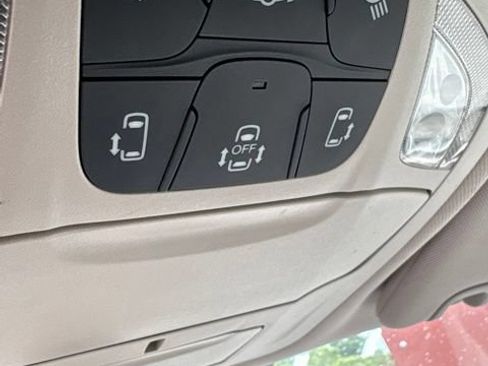 Used 2019 Chrysler Pacifica Touring-L Plus FWD image 22