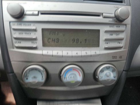 Used 2010 Toyota Camry LE FWD image 17
